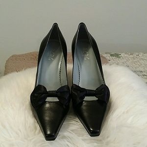 BCBG Paris black heel shoes